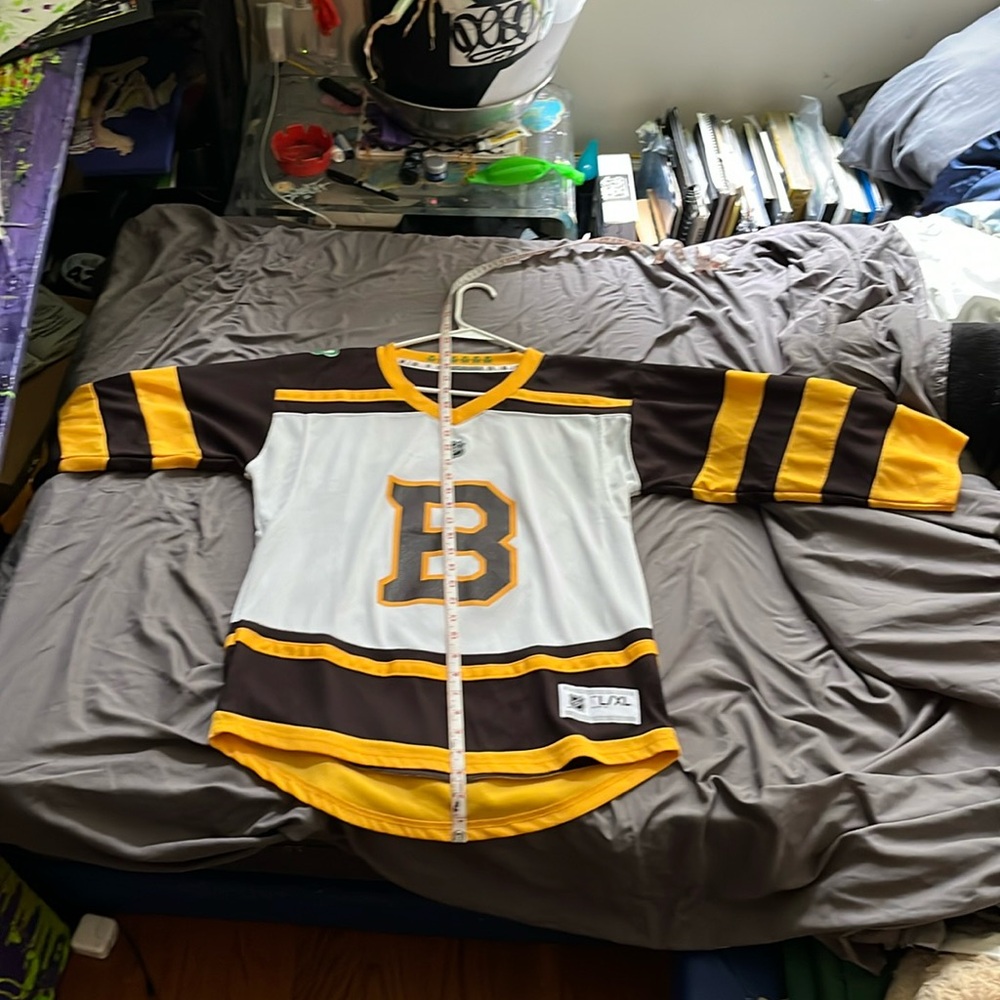 Boston Bruins youth L/XL hockey jersey